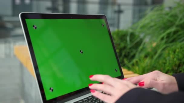 Concepto de nueva tecnología. Mujer joven con uñas rojas escribiendo en el teclado — Vídeos de Stock