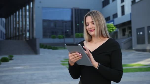 Wanita muda yang cantik menggunakan tablet pc di kota. Closeup pada wanita bisnis — Stok Video