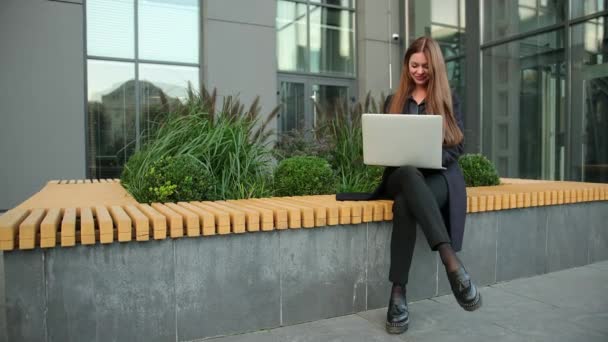 Молода леді використовує ноутбук. застрелений фокусований людський робочий творчий стартап проект — стокове відео