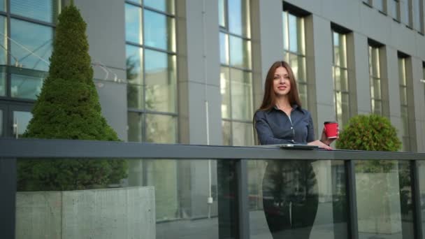 Concept de visibilité des femmes dans les entreprises, l'entrepreneuriat, l'autonomisation des femmes — Video