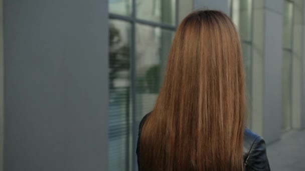 Krásná krásná šťastná fena s hnědými vlasy úsměvy na kameru, půl otočka — Stock video