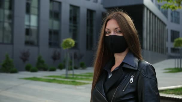 Φορώντας μάσκα covid-19. Γυναίκα βάζοντας σε ιατρική προστασία για 2019-ncov. Κυρία. — Αρχείο Βίντεο
