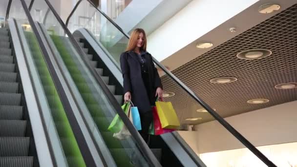Сезонные продажи, женские покупки. Модная женщина, потратившая деньги в магазине — стоковое видео