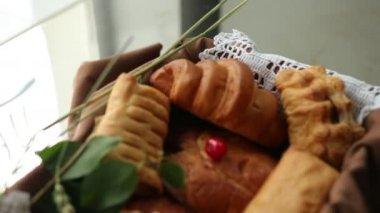 Taze ekmek, çörek ve kurabiye. Çeşitli ekmek çeşitleri var. Otel kahvaltısı