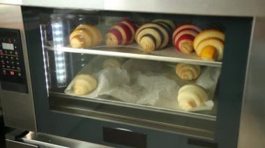 Kruvasanlar fırında pişiyor. Cam kapıdan bak. Yemek pişirme