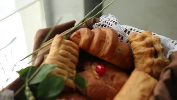Свіжий хліб, булочки та печиво. Асортимент різних хлібів. готель сніданок — стокове відео