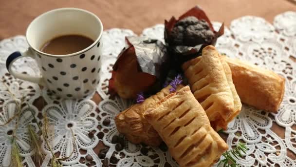 Café negro caliente y galletas de hojaldre dulce taza blanca con círculos. Sabroso. — Vídeos de Stock