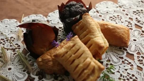 Bolos de muffin saborosos em toalha de mesa branca, especiarias e cupcake de grãos de café torrado — Vídeo de Stock