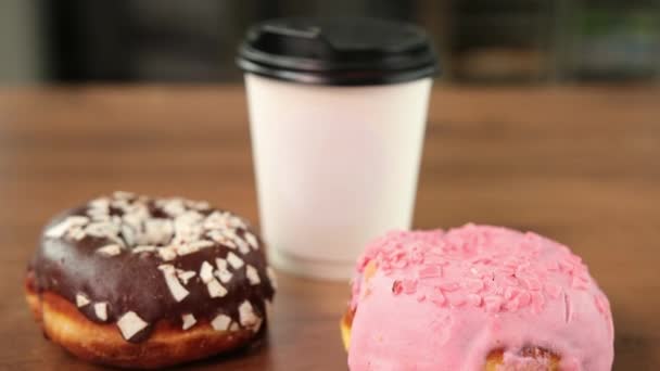 Свіжі кустарні пончики, візьміть каву, дерев'яний стіл фону, смачний пончик — стокове відео