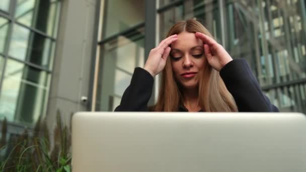 Close-up van vrouw handen typen op de computer. Casual vrouw over zee en werken — Stockvideo