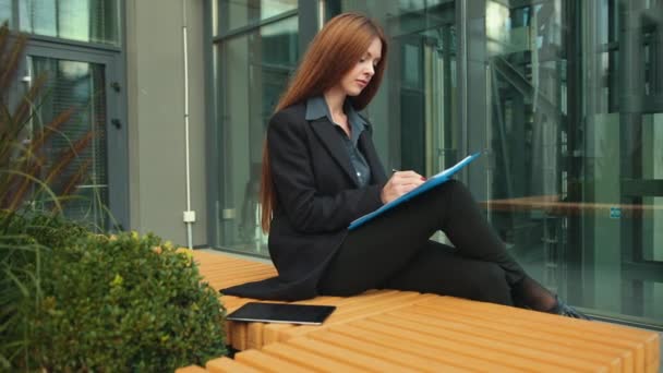 Mulher bonita olhando documento de seguro de casa na tela tablet digital móvel — Vídeo de Stock
