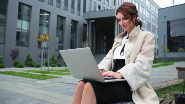 Young fashion business woman using laptop. Beautiful businesswoman notebook — Stock Video