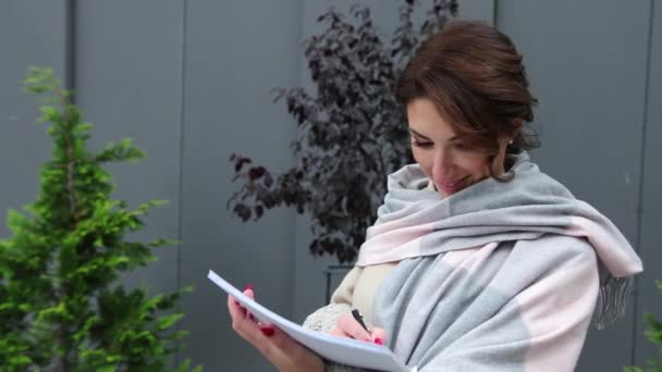 Hermosa mujer de negocios firmando contrato al aire libre. Mujer de negocios segura — Vídeos de Stock