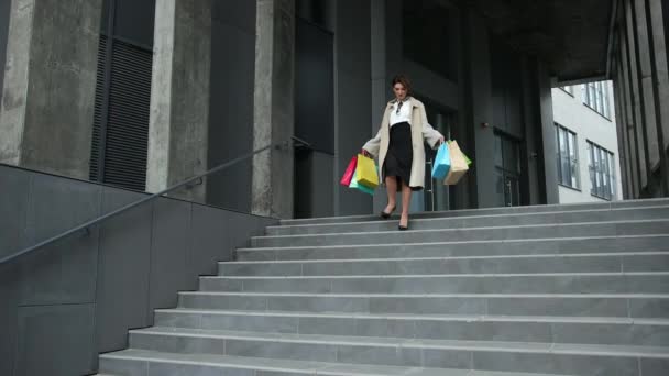 Mulher com sacos coloridos. Charmoso engraçado senhora turista andar shopping center — Vídeo de Stock