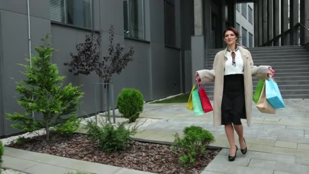 Žena s barevnými taškami. Okouzlující legrační dáma turistické chůze nákupní centrum — Stock video