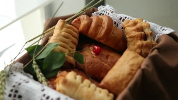 Świeży chleb, bułeczki i ciasteczka. Asortyment różnych pieczywa. Śniadanie hotelowe — Wideo stockowe