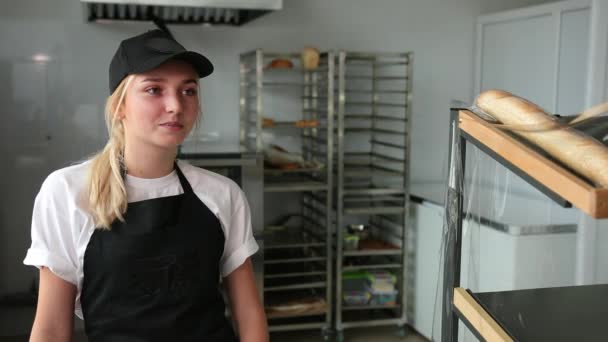 Joyeux caissier parlant au client en pâtisserie. L'homme est venu. Vendeur — Video