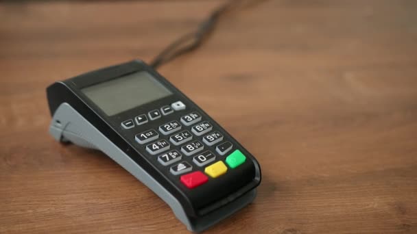 Seseorang membayar di kafe dengan kartu kredit nirkabel di terminal pos. Pembayaran. — Stok Video