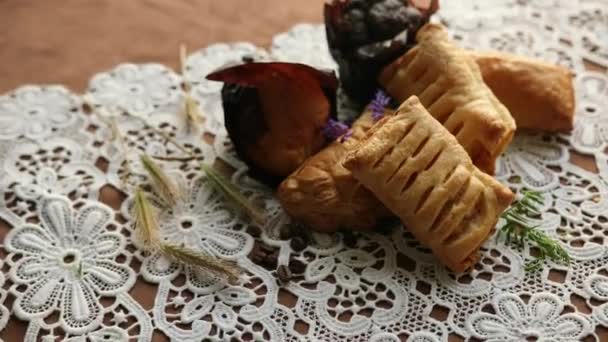 Pura arábiga sobre una mesa. Desayuno aromático. Magdalenas de chocolate con nueces — Vídeos de Stock