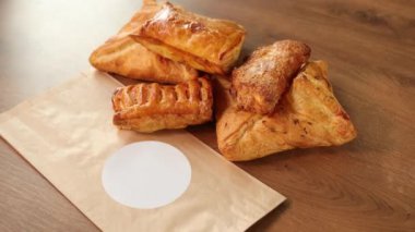 Atıştırmalık domuz sucuğu. Çikolata kağıtlı puf böreği.