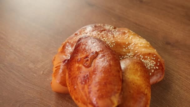 Pâte feuilletée française avec confiture de pommes sur fond brun. Croissant. — Video