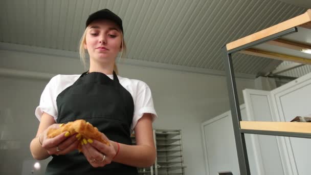 Vrouwelijke verkoper verdeelt taart van bladerdeeg met appeljam vulling in de helft — Stockvideo