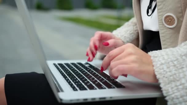 Жіноча бізнес-концепція, використовуючи ноутбук на відкритому повітрі. жінка пише блог . — стокове відео