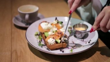 Akşam yemeği ve çeşitli yemekler. Zarif bir yemekte zarif bir kadın. Görünüş bayan