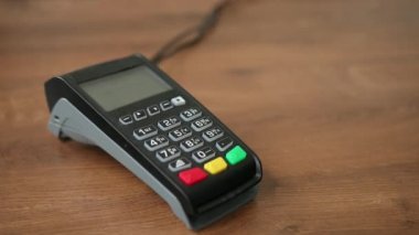 Kafe 'de kablosuz internet üzerinden kredi kartıyla ödeme yapan kişi. Ödeme.