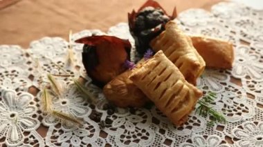 Masadaki saf Arabika. Aromatik kahvaltı. Fındıklı çikolatalı kek.