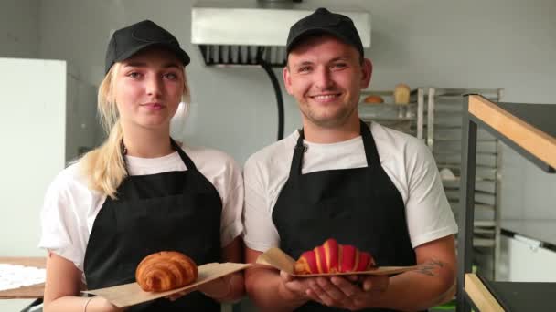 Porträtt glad leende par på bageri display. Personal som visar snackskund — Stockvideo