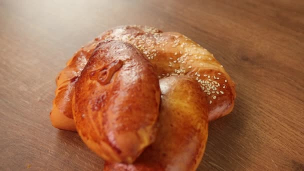 Bollos de hojaldre de comida francesa con mermelada de manzana en el fondo marrón. Croissant.. — Vídeos de Stock