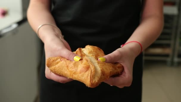 Femme vendeur divise le gâteau de pâte feuilletée avec garniture de confiture de pommes en deux — Video