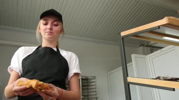 Mujer vendedor divide pastel de hojaldre con mermelada de manzana relleno por la mitad — Vídeos de Stock