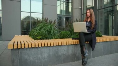 Laptop kullanan genç bir bayan. çekim odaklı insan yaratıcı başlangıç projesi