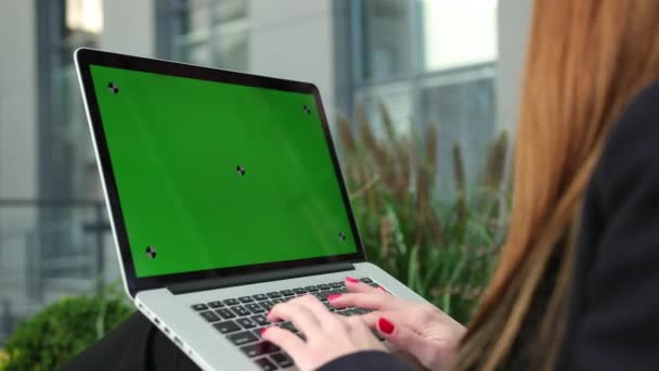 Mulheres mãos trabalhando na tela verde laptop. Mulher usando a chave chroma notebook — Vídeo de Stock