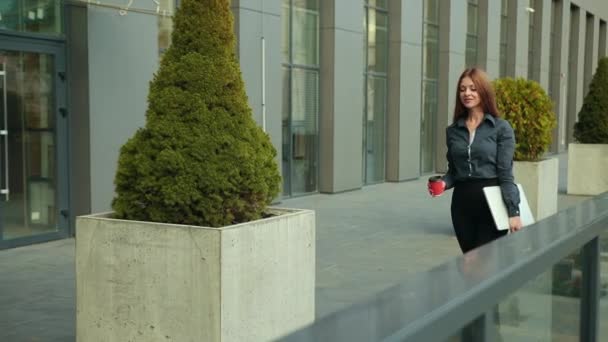 Mladá obchodnice kráčí do úřadu. Inteligentní žena s poznámkovým blokem procházky — Stock video