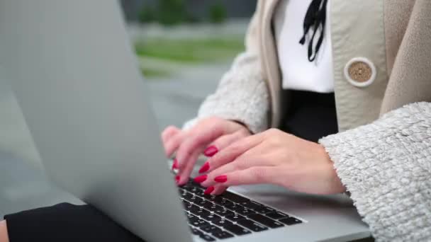 Kobiece palce naciskające klawisze na współczesnym laptopie. Obsługa komputera. — Wideo stockowe