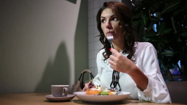 Çekici bir kadın, restoranda salata yiyen bir kadın. Yalnız kutluyoruz.. — Stok video