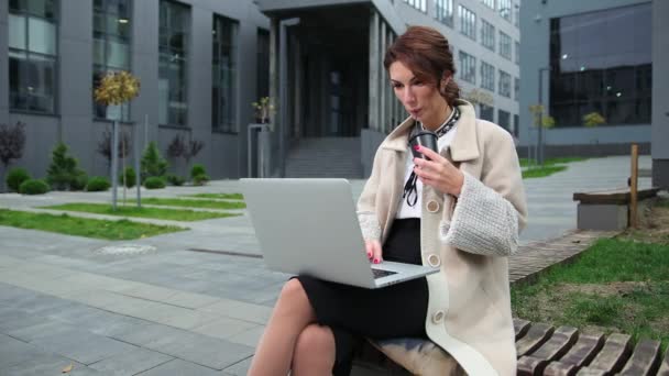Jonge mode zakenvrouw met laptop. Mooie zakenvrouw notebook — Stockvideo