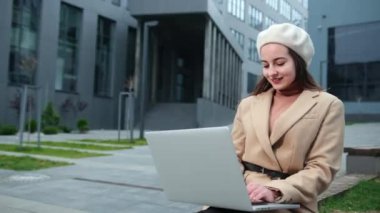 İş geçmişinde beyaz renkli bir portre. Serbest meslek kavramı. Çevrimiçi
