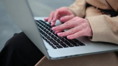 Kadın eli ile hippi düğmesi ofis arka planında dizüstü bilgisayara basın.