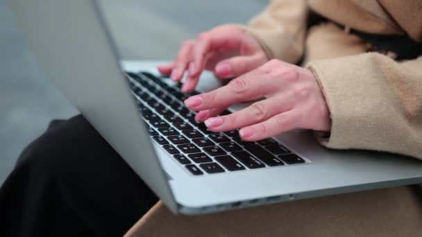 Hipster przycisk z kobiecymi rękami naciśnij laptop na tle biura. — Wideo stockowe
