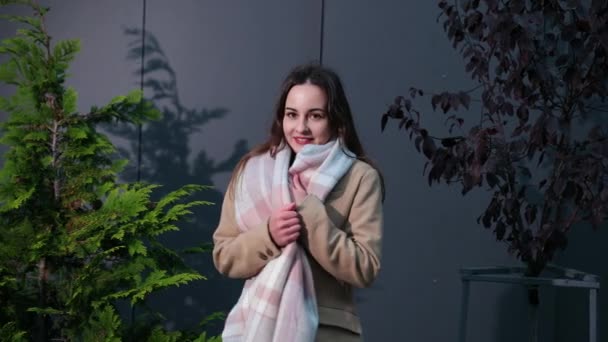 Retrato de close up. Cara de mulher bonita. Tempo frio baixa temperatura — Vídeo de Stock