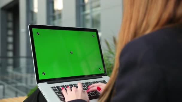 Las mujeres manos trabajando en la pantalla verde portátil. Mujer usando clave de croma portátil — Vídeo de stock