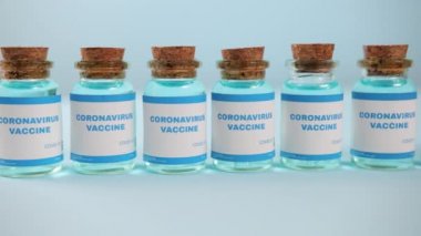 Corona virüsü için bir sürü kavanoz tıbbi hazırlık. Hazır doz enjeksiyonu.