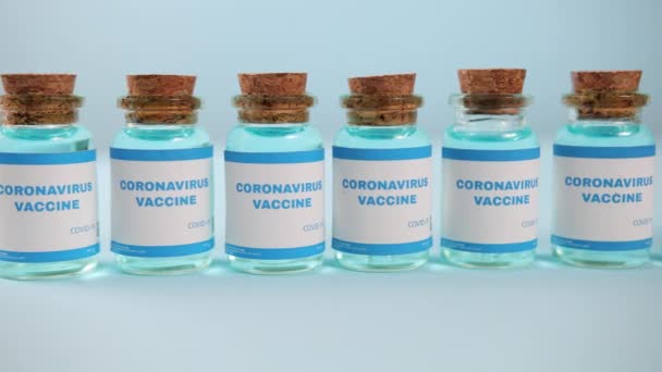 Sok üveg orvosi előkészítés a koronavírusra. Kész adagok befecskendezése. — Stock videók