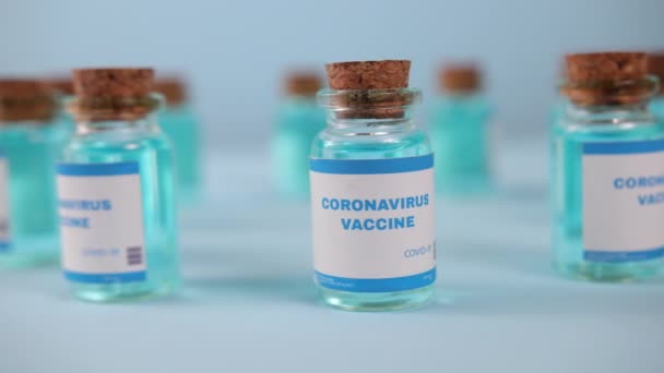 Coronavirus gyógyszer. Coronavirus covid-19 vakcina. Egy üveg kovid-19-et tartalmazó injekciós üveg — Stock videók