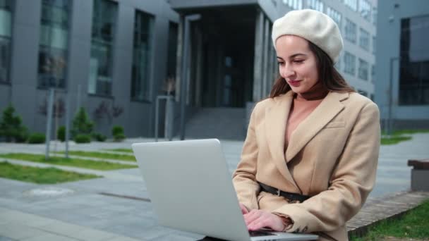 Brunette zakelijke vrouw laptop buiten in mooie stijl op business center — Stockvideo