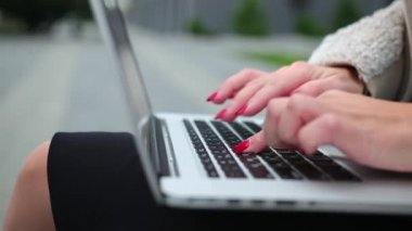 Dişi iş konsepti, açık havada bilgisayar kullanmak. Kadın blog yazıyor.